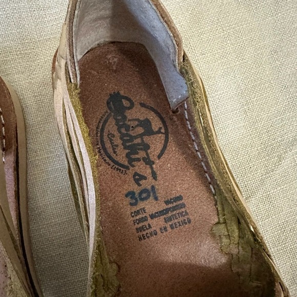 CACAHI'S CACLE'S Girls Gold Leather Tasseled Huaraches Sandals MEXICO MADE - Picture 9 of 11